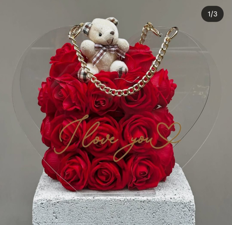 ŞEFFAF KALP ÇANTADA YAPAY GÜLLER