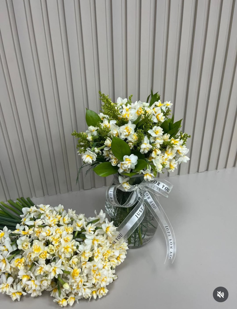 CAM VAZODA MİS KOKULU NERGİS